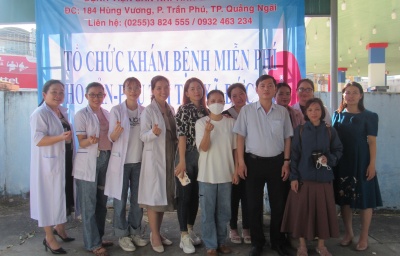 Đoàn Bác sĩ Bệnh viện Sản Nhi tỉnh khám bệnh miễn phí tại thị xã Đức Phổ.